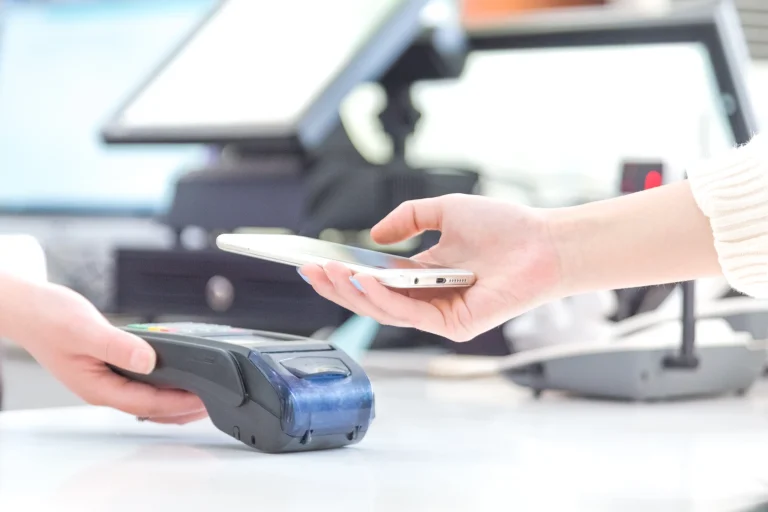 8 YN ÖKC ile e-Fatura Dönemi Başladı YN ÖKC cihazı üzerinden e-Fatura ve e-Arşiv Fatura düzenlenmesini gösteren dijital dönüşüm temalı görsel